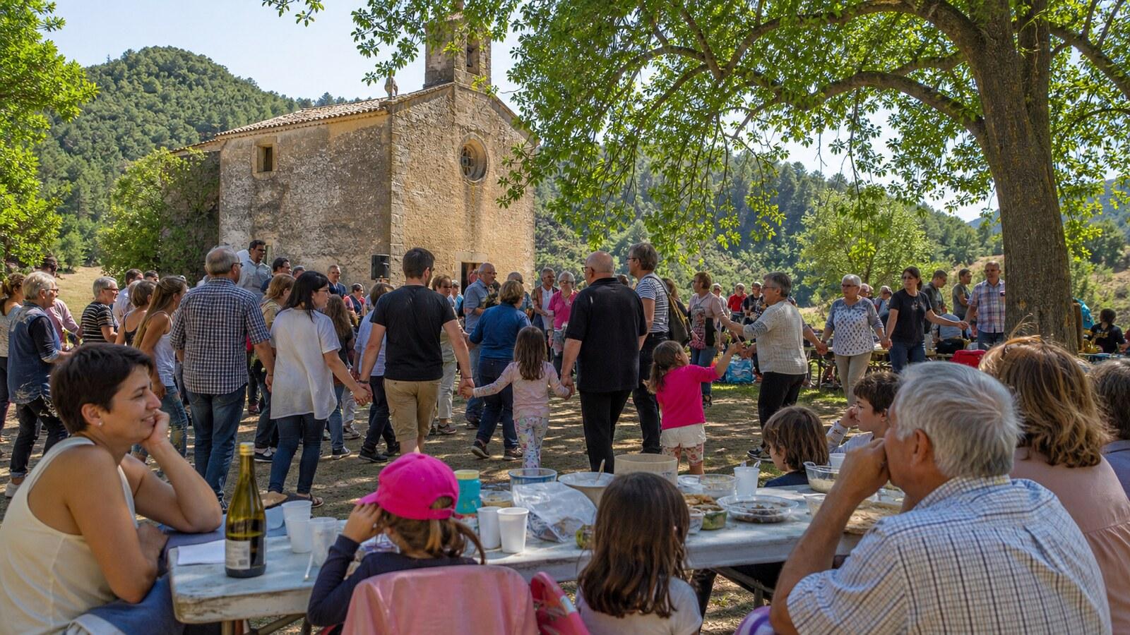 Your First Catalan Aplec: Etiquette, Food, and Timing